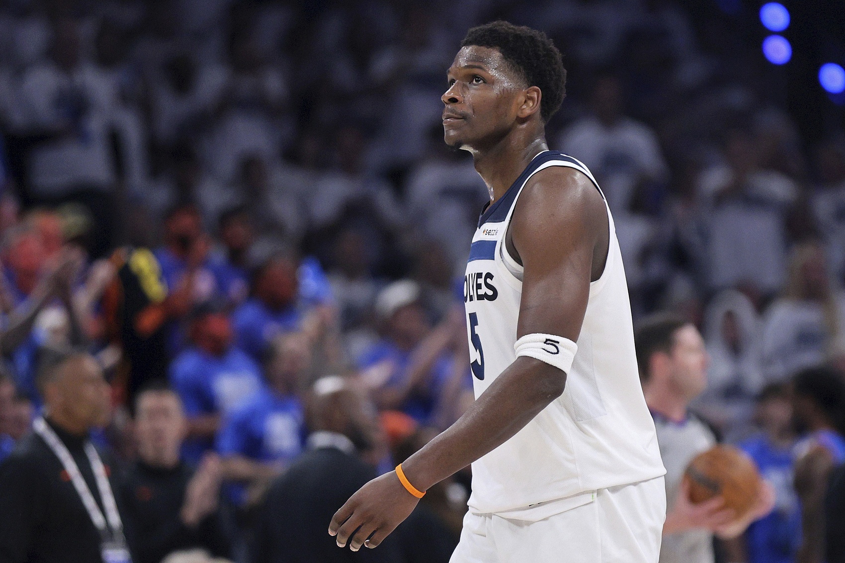 助力梦想!爱德华兹为休斯敦学生捐赠150双签名球鞋AE1