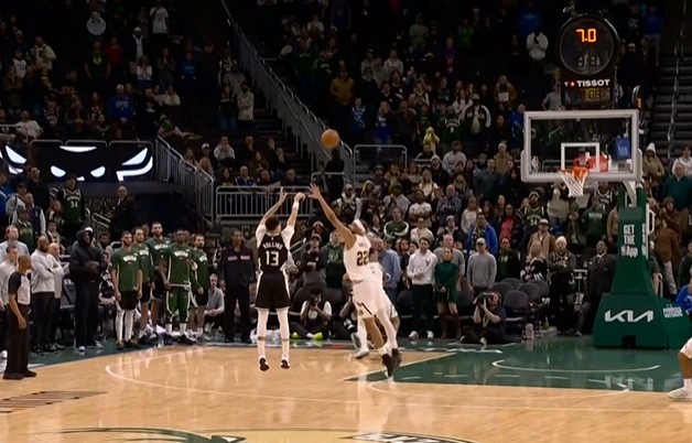 kaiyun.com-疯狂续命！罗林斯弧顶撤步变向再中三分 分差仅剩1分