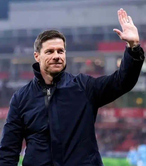 开云app下载入口官网-排队给阿隆索道歉！皇马换帅宣告失败！联赛崩盘，更衣室闹内讧|哈维·阿隆索|阿韦洛亚|圣地亚哥-伯纳乌足球场|本菲卡足球俱乐部|哈维-阿隆索_新浪体育_新浪新闻